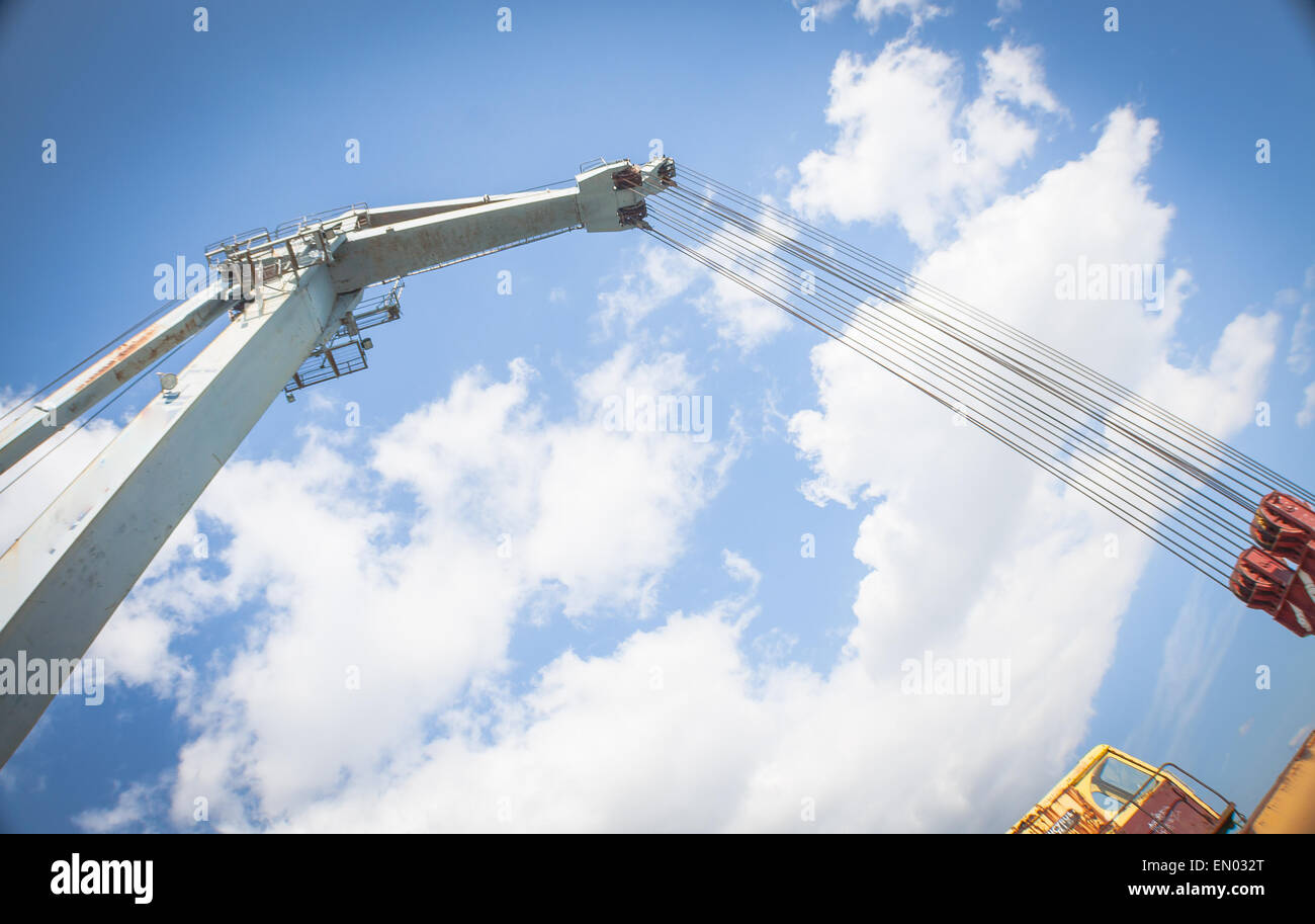 Des cordes dans une vieille grue. La ligne orange . Banque D'Images