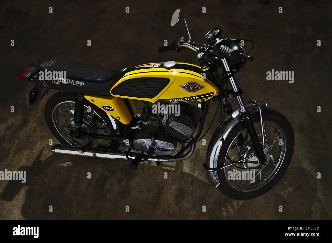 Classic Moto zundapp xf-17 dans le garage Photo Stock - Alamy