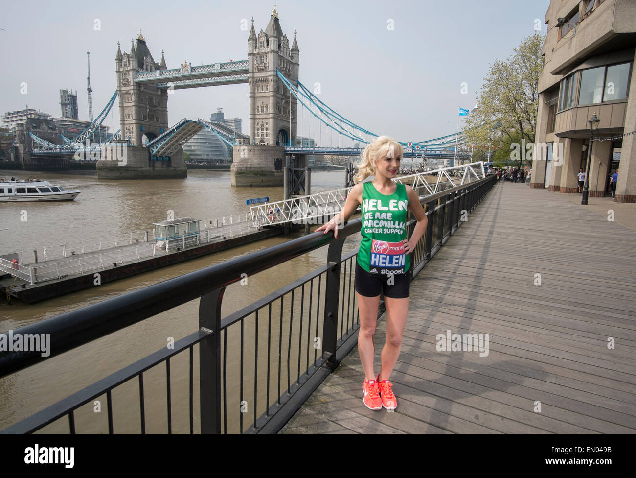 Tower Hotel, Londres, Royaume-Uni. 23 avril, 2015. Celebrity porteur assister à la célébrité photocall 2 jours avant le marathon de Londres 2015 Virgin Money. Helen George de la série de la BBC Appeler la sage-femme est en cours d'exécution pour Macmillan Cancer Support. Credit : Malcolm Park editorial/Alamy Live News Banque D'Images