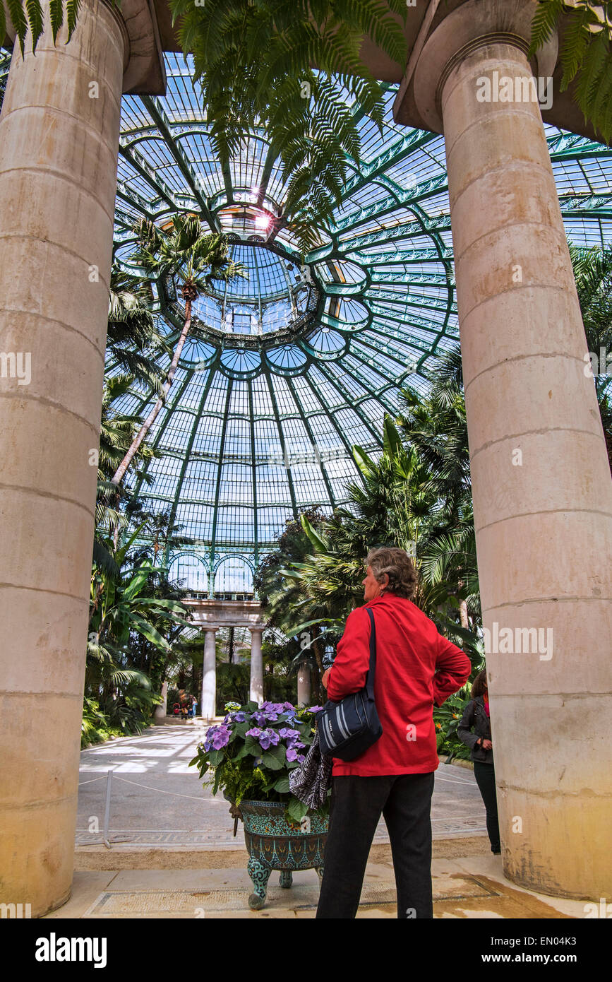 Les touristes se rendant sur le jardin d'hiver dans le style Art Nouveau à Serres Royales de Laeken, près de Bruxelles, Belgique Banque D'Images