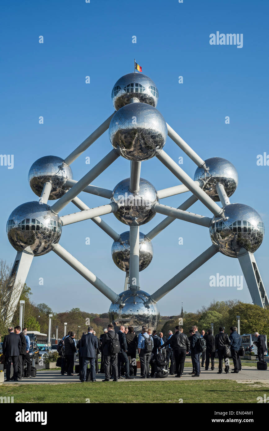 Des hommes d'affaires de costumes noirs en attente devant l'Atomium, monument à Bruxelles a l'origine construit pour Expo 58, Belgique Banque D'Images