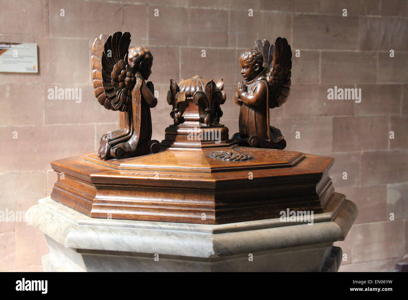 Chêne sculpté font couvrir dans la Cathédrale de Manchester Banque D'Images