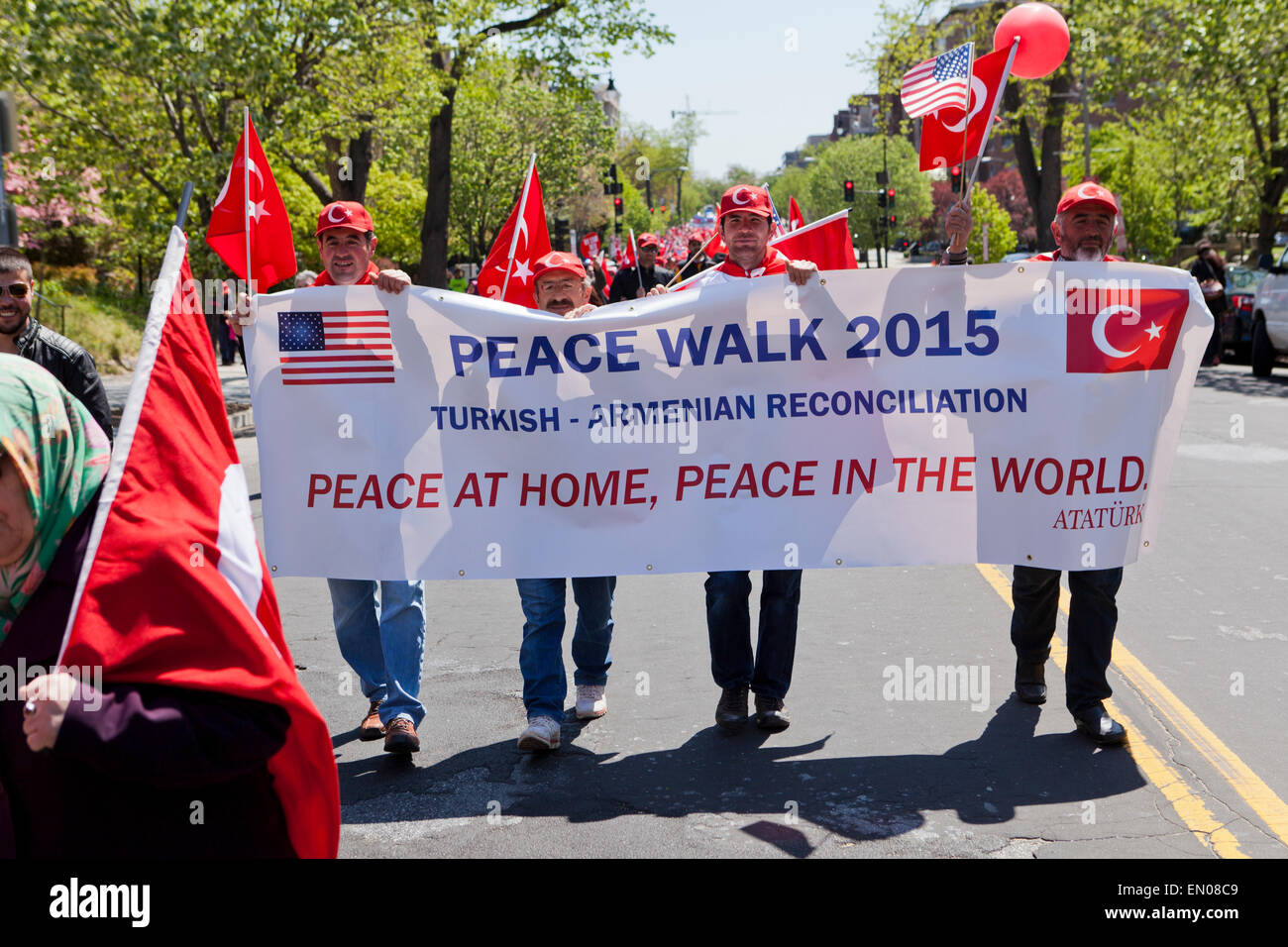 Washington DC, USA. Apr 24, 2015. Des centaines d'Turkish-Americans réunis à Washington, DC de se rappeler les souffrances du patrimoine turque et arménienne, et appeler à la réconciliation et l'unité parmi les Américains d'origines diverses, sur le 100e anniversaire de l'événements de 1915. La PeaceWalk rally, dirigée par le Comité Directeur américain turc (ACS), a défilé de la Maison Blanche à l'ambassade de Turquie. Credit : B Christopher/Alamy Live News Banque D'Images