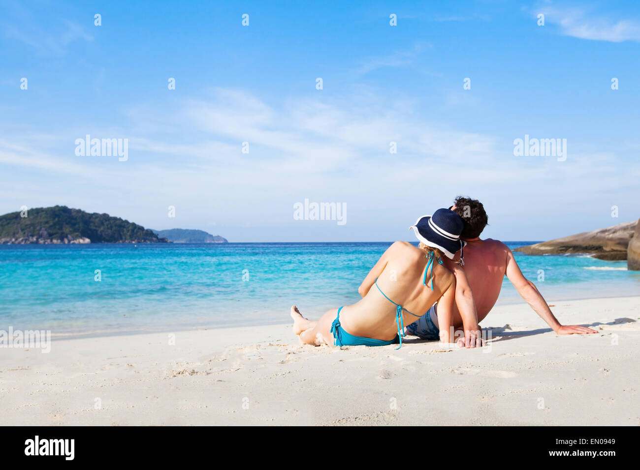Couple et de détente sur la plage de paradis lors de leur lune de miel Banque D'Images