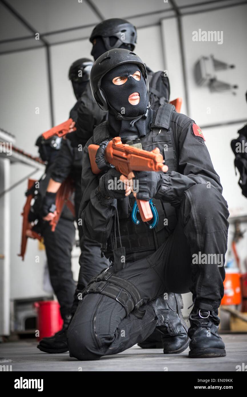 Commandos d'opérations spéciales de la Marine marocaine établir la sécurité lors d'une visite, un conseil, une perquisition et saisie percer à bord du transport maritime militaire commun de commande bateau à grande vitesse l'USNS lance lors de l'exercice saharienne Express le 22 avril 2015, dans le golfe de Guinée. Banque D'Images