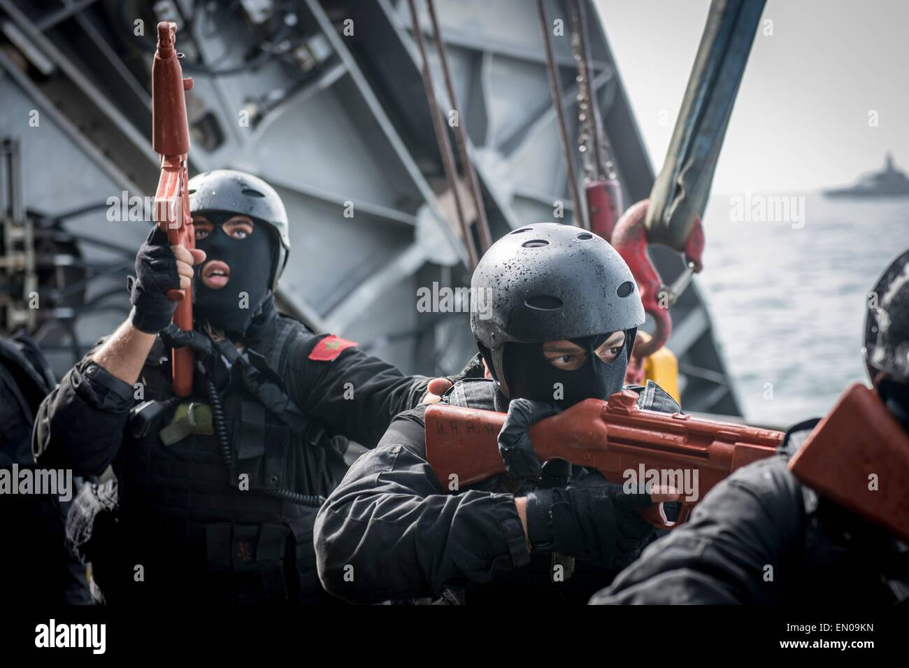 Commandos d'opérations spéciales de la Marine marocaine établir la sécurité lors d'une visite, un conseil, une perquisition et saisie percer à bord du transport maritime militaire commun de commande bateau à grande vitesse l'USNS lance lors de l'exercice saharienne Express le 22 avril 2015, dans le golfe de Guinée. Banque D'Images