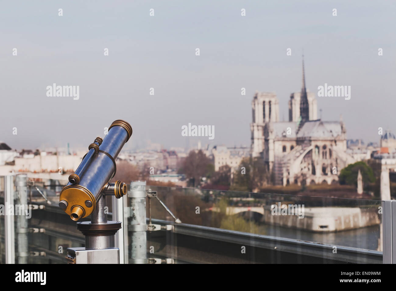 Avec vue binoculaire de Notre Dame de Paris Banque D'Images