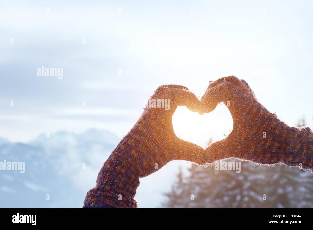 Coeur avec les mains, l'amour concept d'hiver Banque D'Images