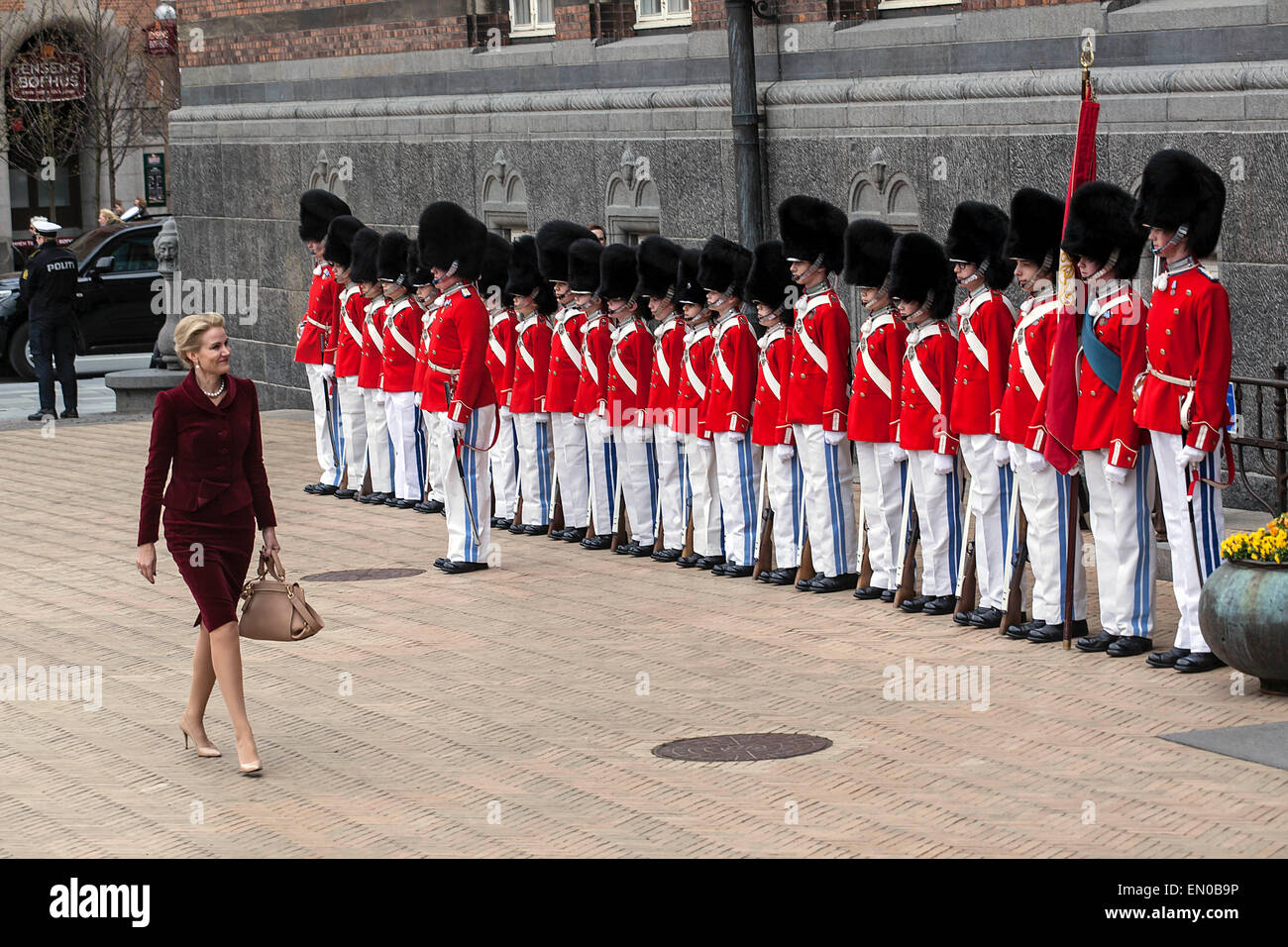 Copenhague, Danemark, avril16th, 2015. PM, Helle Thorning-Schmidt arrive à la mairie de Copenhague, où la Reine Margrethe's soixante-cinquième anniversaire est célébré par un repas et de divertissement. Sur la place de l'Hôtel de Ville des milliers de spectateurs attendait la Reine pour apparaître sur le balcon Banque D'Images