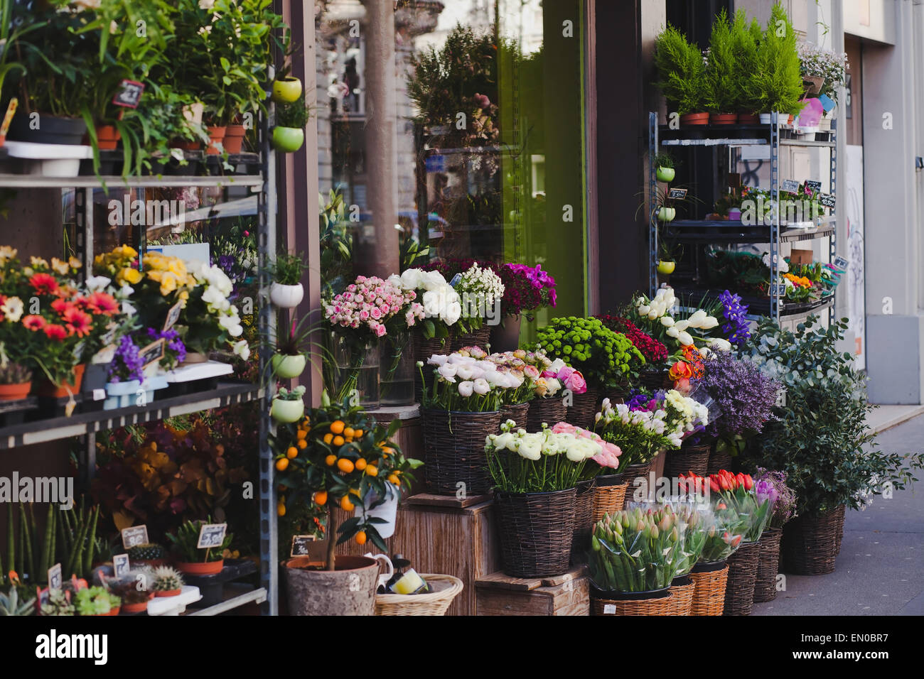 Belle boutique de fleurs à Paris, France Banque D'Images
