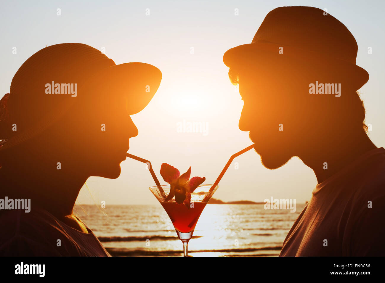 Party Time, couple drinking cocktail ensemble sur la plage lors de leur lune de miel Banque D'Images