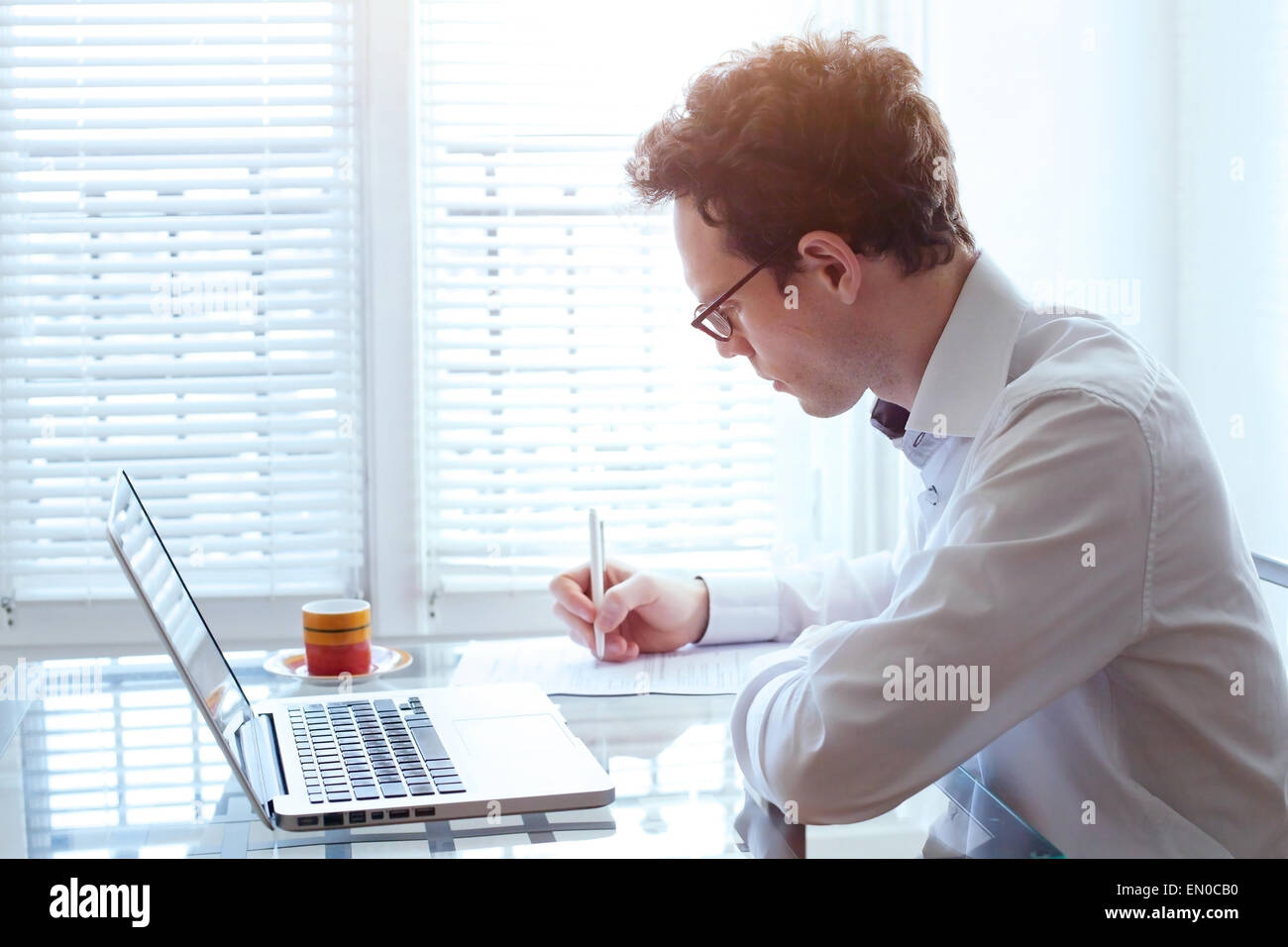 Reprendre l'écriture, beau jeune homme d'affaires working in office Banque D'Images