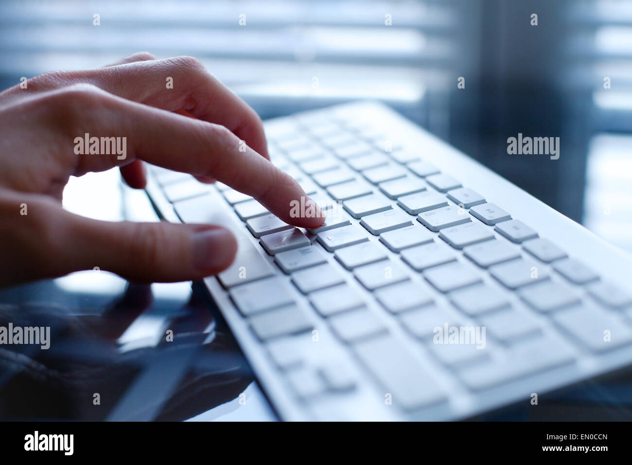 Travailler sur ordinateur, Close up of hand sur clavier Banque D'Images