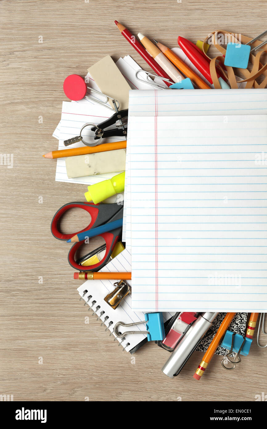 Le papier blanc sur des lots de fournitures de bureau Banque D'Images