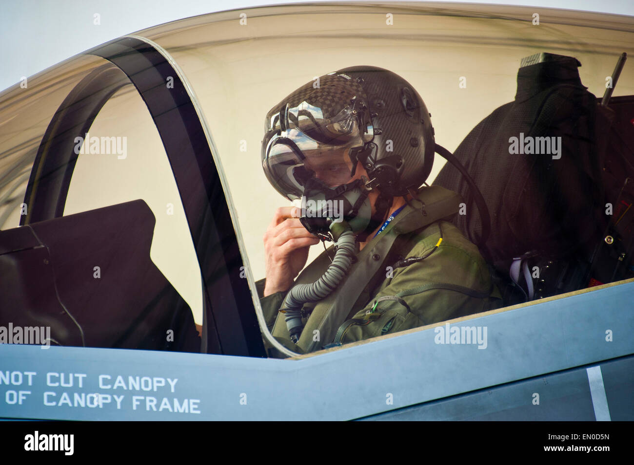 Royal Australian Air Force Squadron Leader Andrew Jackson, F-35 Lightning II élève-pilote, se prépare à quitter son F-35A après avoir terminé son dernier vol le 23 avril 2015 sur la base aérienne d'Eglin, en Floride. Jackson a fait l'histoire comme le premier pilote australien à voler dans le F-35A. Banque D'Images