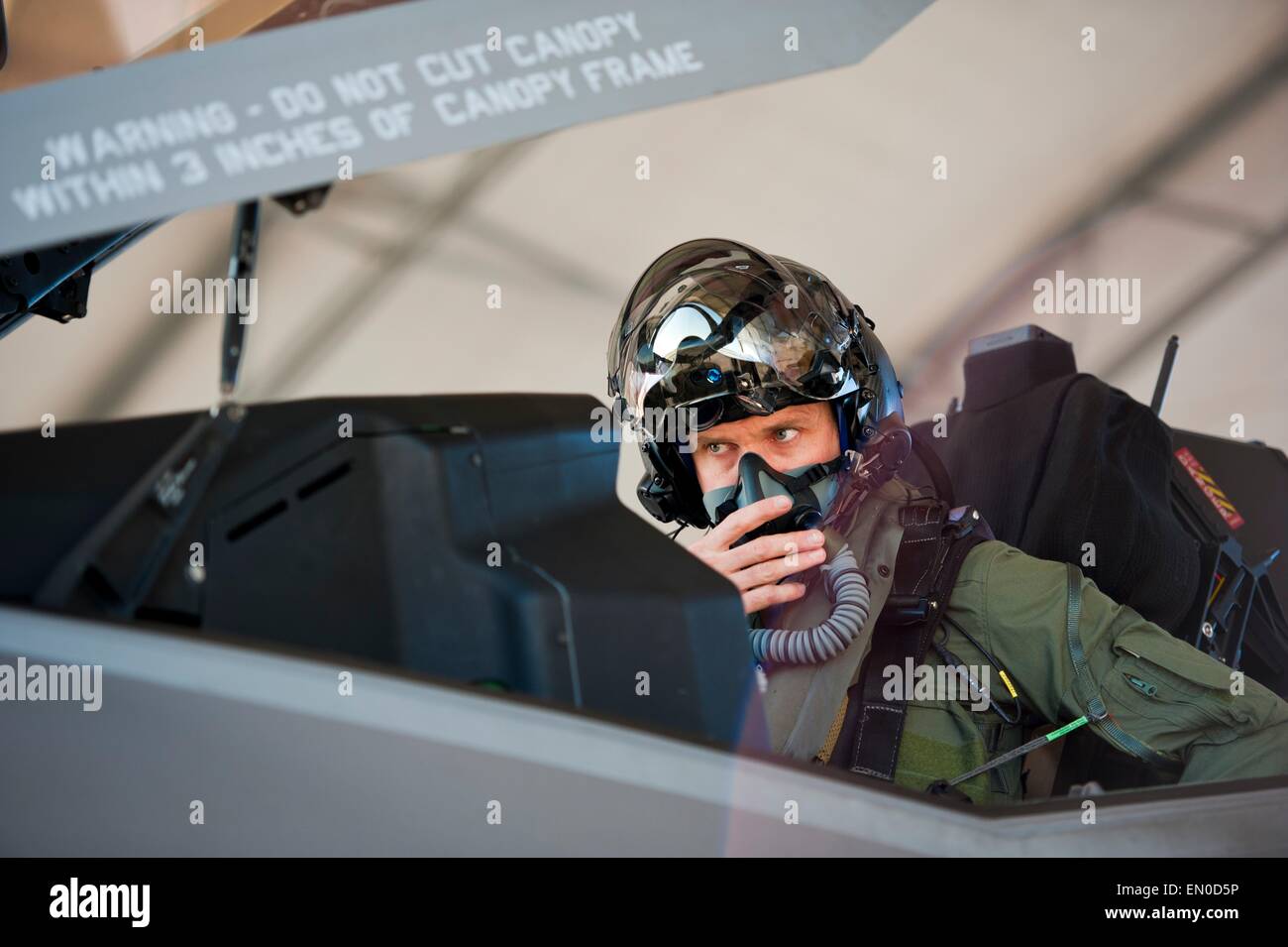 Royal Australian Air Force Squadron Leader Andrew Jackson, F-35 Lightning II élève-pilote, se prépare à quitter son F-35A après avoir terminé son dernier vol le 23 avril 2015 sur la base aérienne d'Eglin, en Floride. Jackson a fait l'histoire comme le premier pilote australien à voler dans le F-35A. Banque D'Images