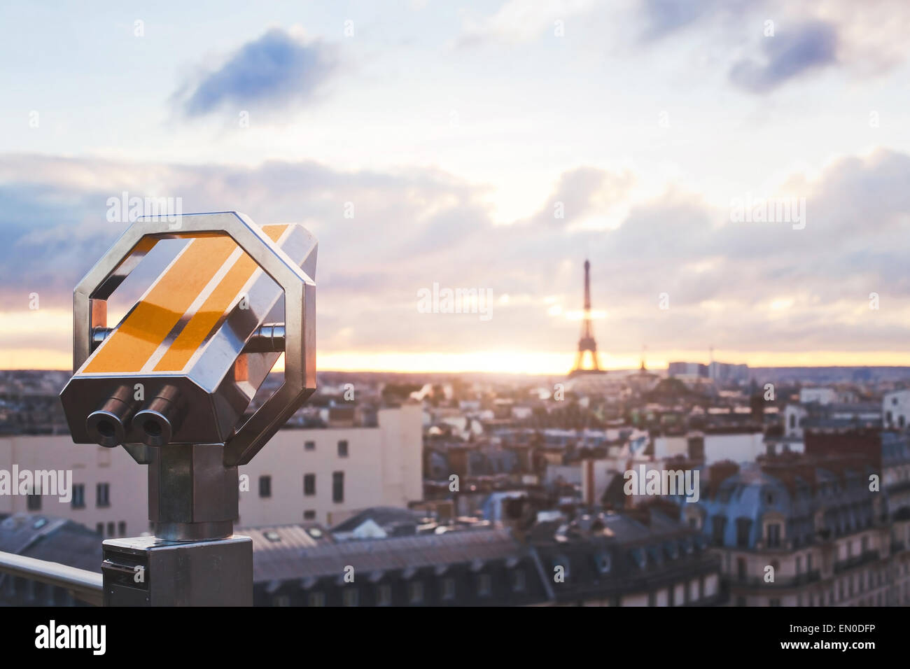 Vue panoramique sur Paris avec des jumelles Banque D'Images