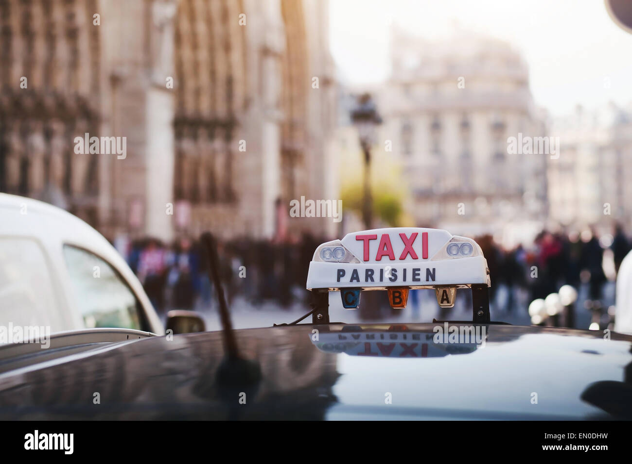 Taxi taxi parisien, connectez-vous sur le toit de la voiture à Paris Banque D'Images