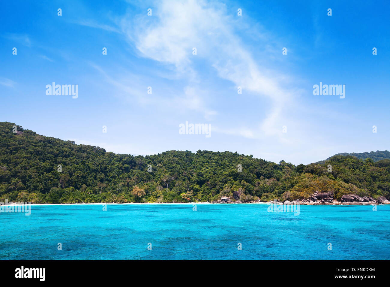 Fond de plage aux eaux turquoises, l'île et ciel Banque D'Images