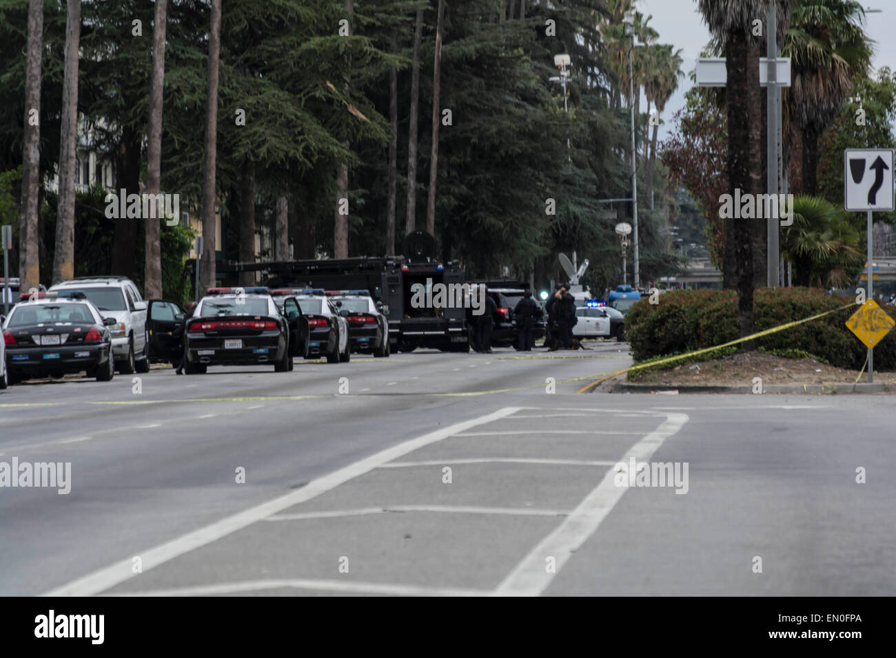 Los Angeles CA, USA 24 avril 2015 Les membres de l'équipe SWAT de la police de Los Angeles lors d'une heures avec un homme avec un fusil qui a été prise de vue depuis un balcon Crédit : Chester Brown/Alamy Live News Banque D'Images