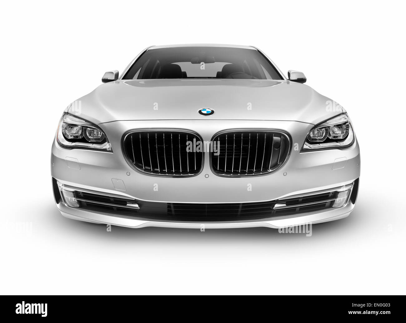 Licence disponible sur MaximImages.com - Silver 2015 BMW série 7 750Li individuelle vue avant de voiture de luxe isolée sur fond blanc avec chemin de coupure Banque D'Images