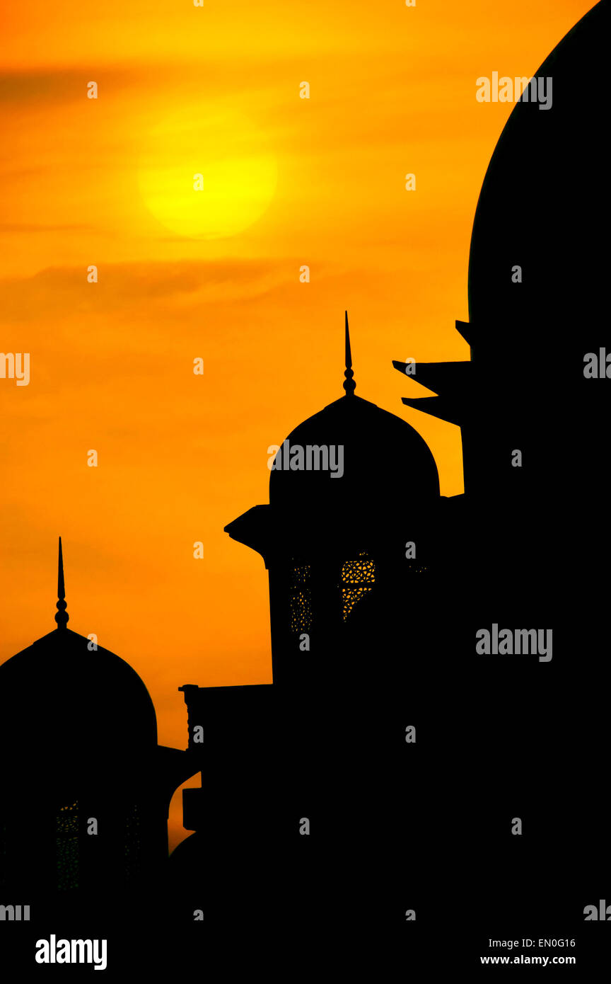 Silhouette de la mosquée pendant le coucher du soleil Banque D'Images