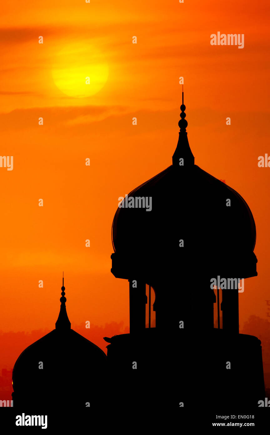 Silhouette d'une mosquée dans le coucher du soleil. Banque D'Images