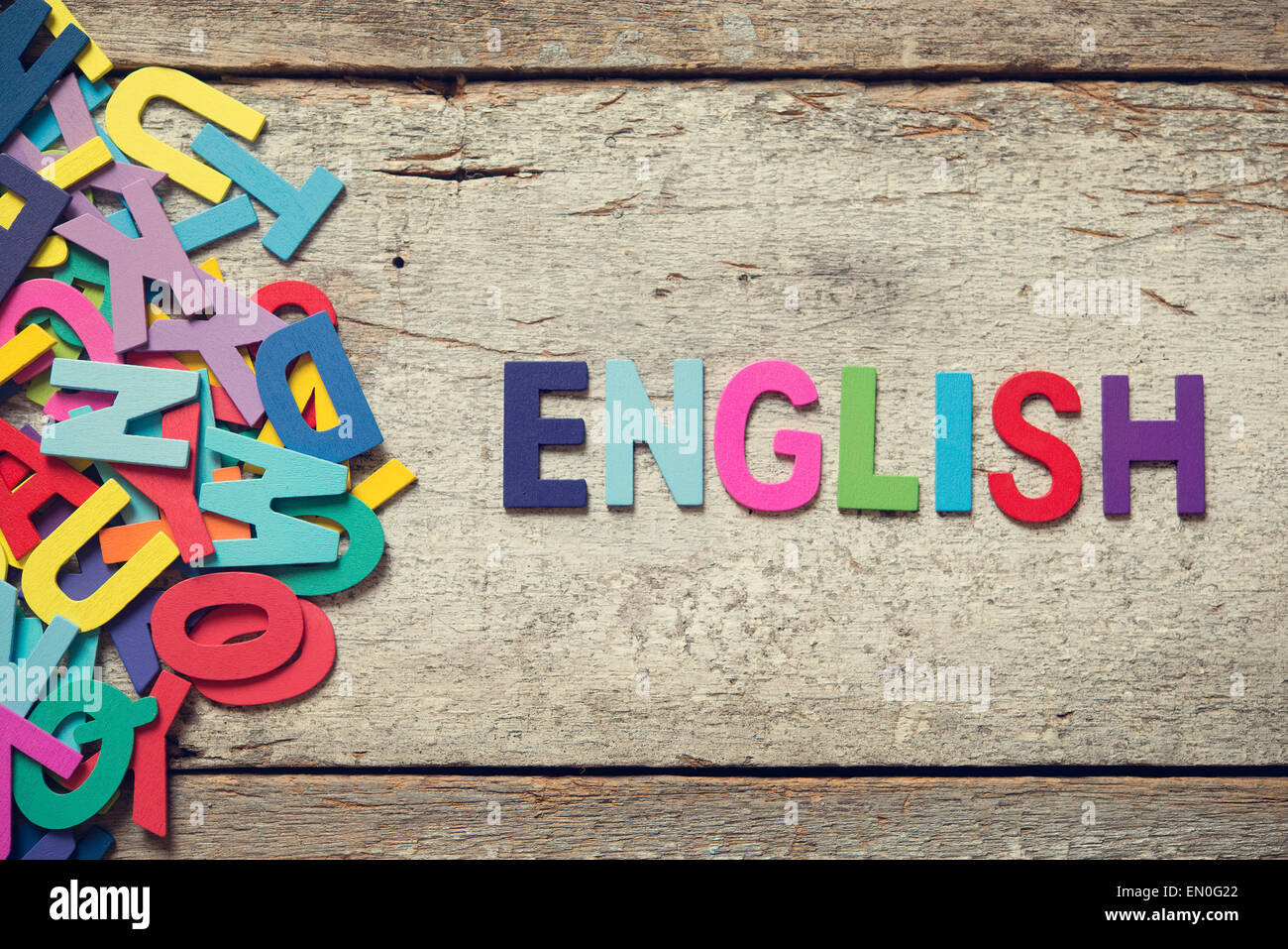 Les mots colorés 'English' réalisé avec des lettres en bois à côté d'un