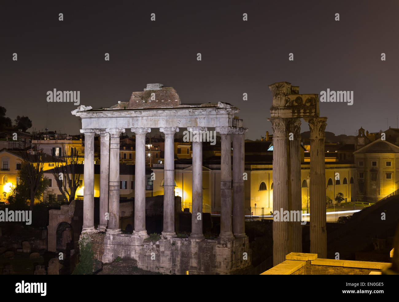 Partie du Temple de Saturne et le Temple de Vespasien et Titus à Rome ruines dans la nuit Banque D'Images