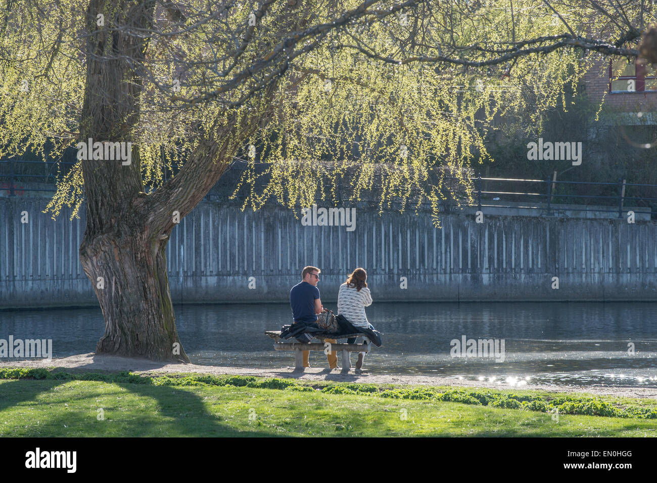 Un jeune couple bénéficie d'une journée ensoleillée, au début du printemps à Norrkoping, Suède Banque D'Images