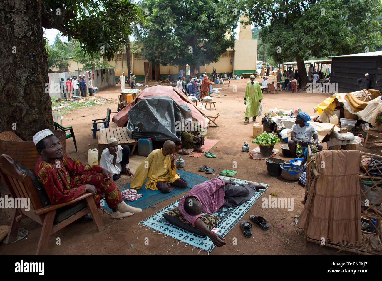 Les musulmans ont été déplacées par la violence en République centrafricaine. Ils ont trouvé abri dans et autour de la mosquée Banque D'Images