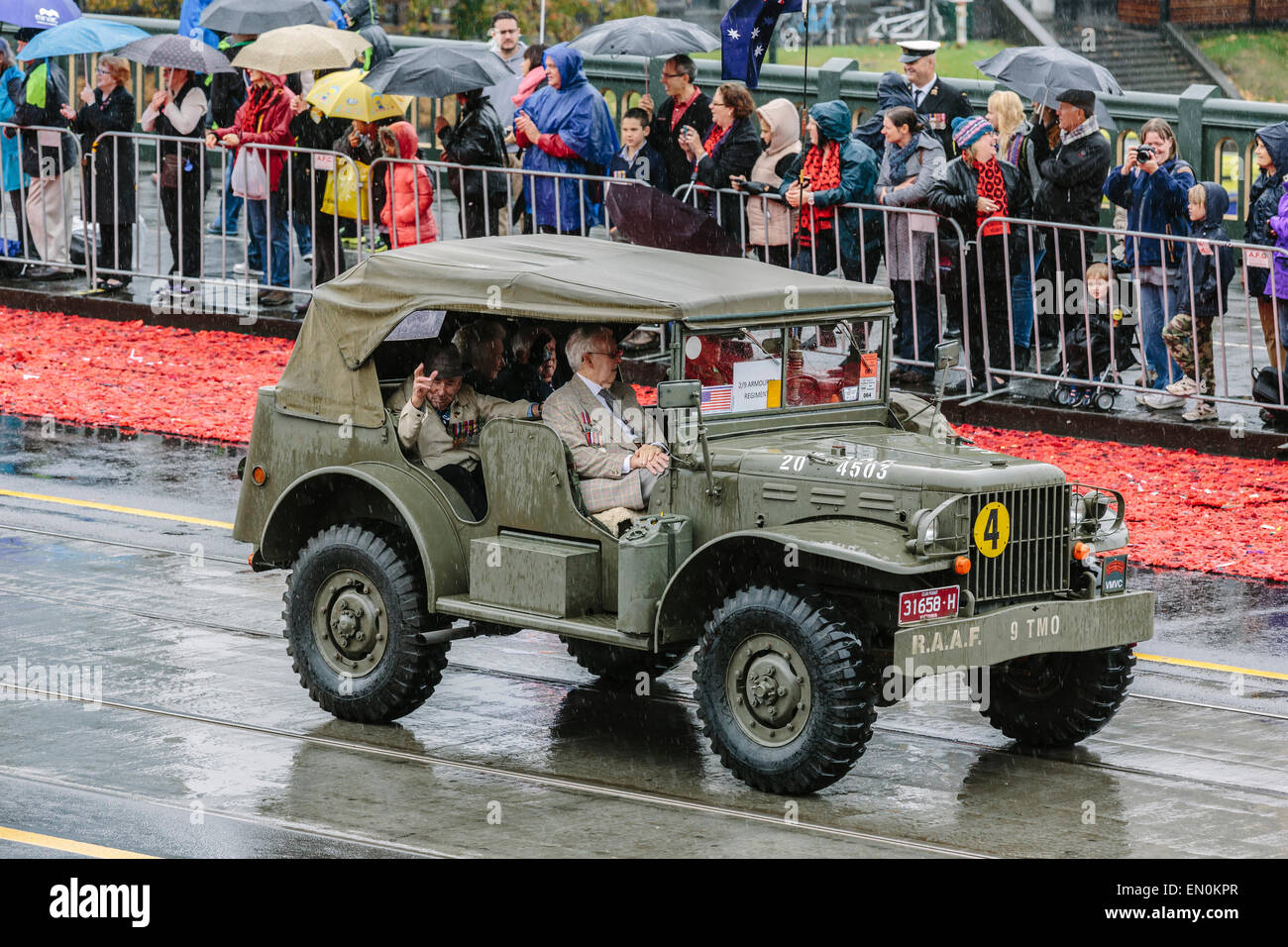 Melbourne, Australie. 25 avril 2015. L'Anzac Day de mars et vétéran des militaires et leurs descendants, de Princes Bridge au culte du souvenir, par temps de pluie. L'Anzac Day de cette année marque le centenaire de l'atterrissage de Gallipoli ANZAC et soldats alliés en Turquie le 25 avril 2015. Les anciens combattants de la Seconde Guerre mondiale et leurs familles. Credit : Kerin Forstmanis/Alamy Live News Banque D'Images