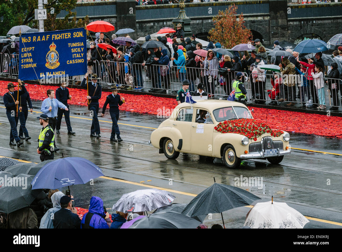 Melbourne, Australie. 25 avril 2015. L'Anzac Day de mars et vétéran des militaires et leurs descendants, de Princes Bridge au culte du souvenir, par temps de pluie. L'Anzac Day de cette année marque le centenaire de l'atterrissage de Gallipoli ANZAC et soldats alliés en Turquie le 25 avril 2015. Credit : Kerin Forstmanis/Alamy Live News Banque D'Images