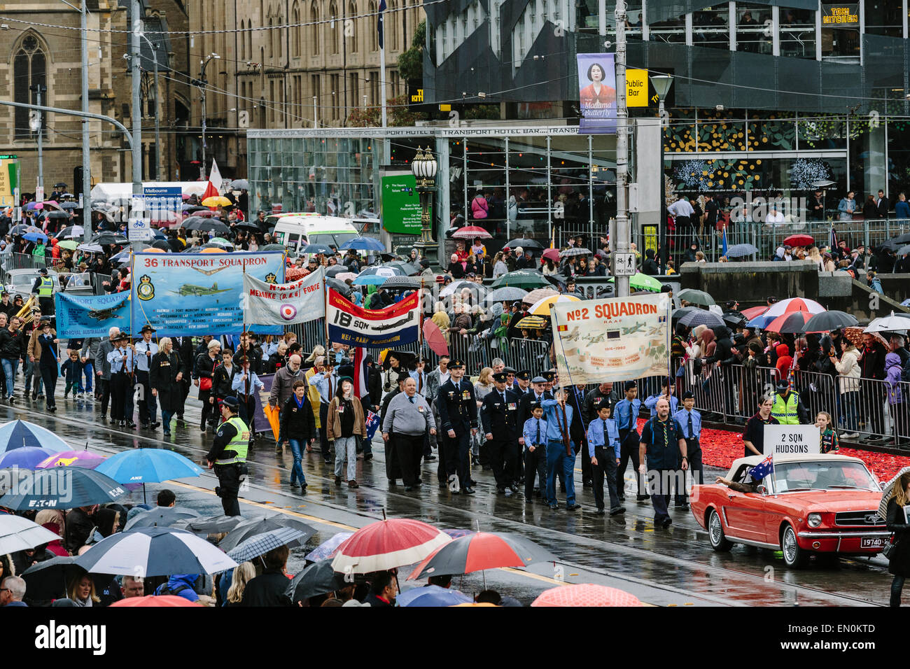 Melbourne, Australie. 25 avril 2015. L'Anzac Day de mars et vétéran des militaires et leurs descendants, de Princes Bridge au culte du souvenir, par temps de pluie. L'Anzac Day de cette année marque le centenaire de l'atterrissage de Gallipoli ANZAC et soldats alliés en Turquie le 25 avril 2015. Credit : Kerin Forstmanis/Alamy Live News Banque D'Images