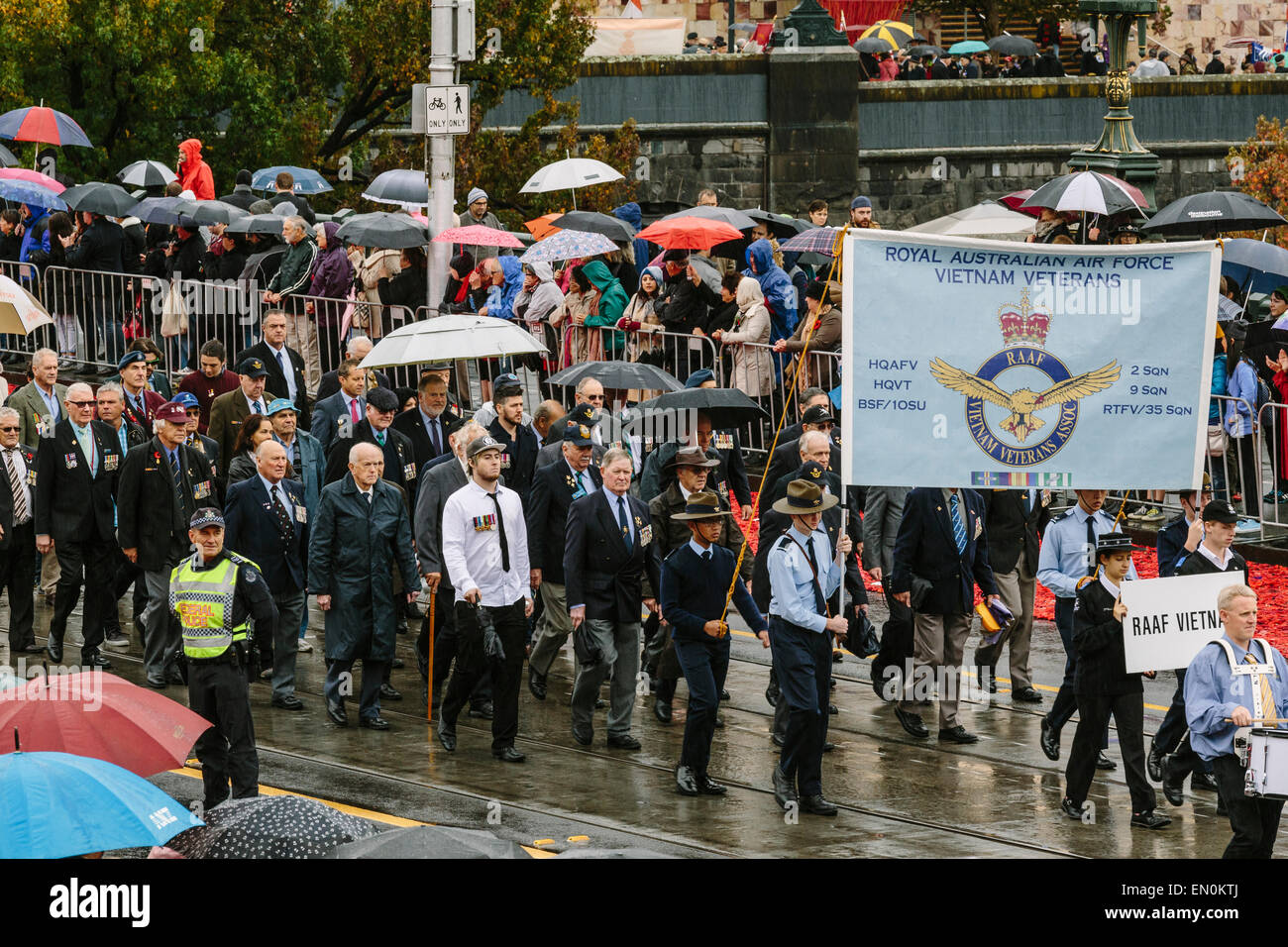 Melbourne, Australie. 25 avril 2015. L'Anzac Day de mars et vétéran des militaires et leurs descendants, de Princes Bridge au culte du souvenir, par temps de pluie. L'Anzac Day de cette année marque le centenaire de l'atterrissage de Gallipoli ANZAC et soldats alliés en Turquie le 25 avril 2015. Credit : Kerin Forstmanis/Alamy Live News Banque D'Images