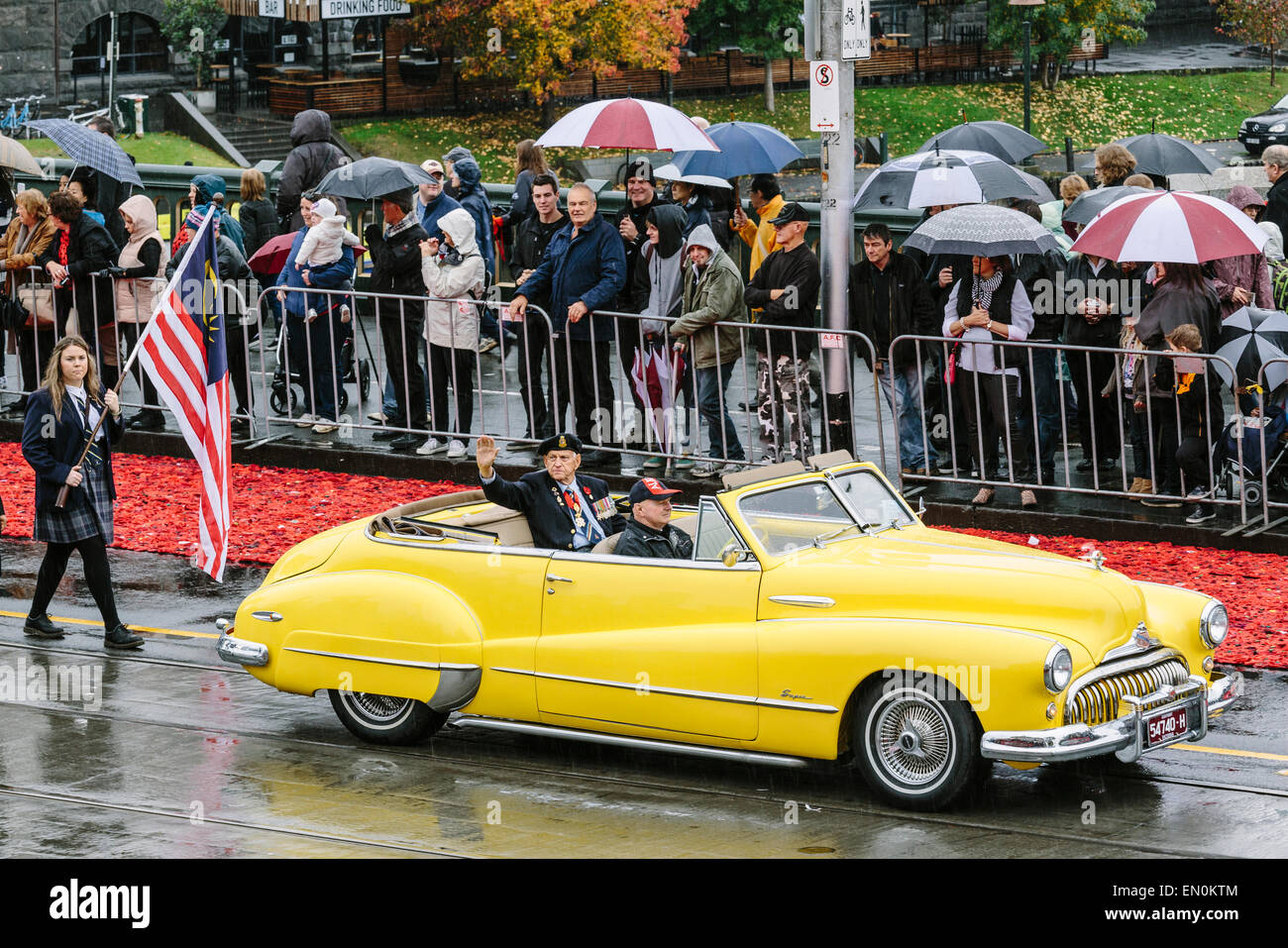 Melbourne, Australie. 25 avril 2015. L'Anzac Day de mars et vétéran des militaires et leurs descendants, de Princes Bridge au culte du souvenir, par temps de pluie. L'Anzac Day de cette année marque le centenaire de l'atterrissage de Gallipoli ANZAC et soldats alliés en Turquie le 25 avril 2015. Credit : Kerin Forstmanis/Alamy Live News Banque D'Images