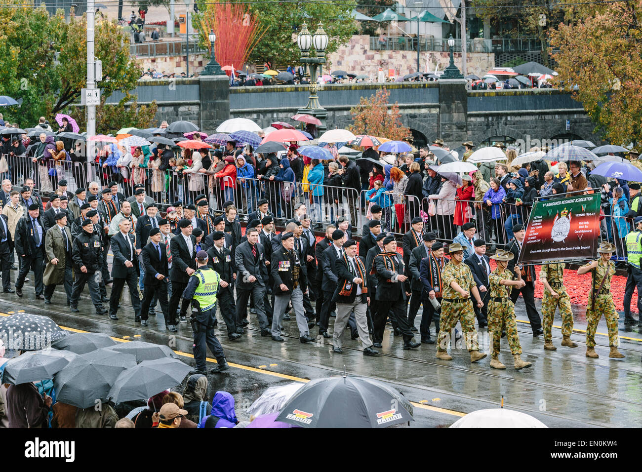 Melbourne, Australie. 25 avril 2015. L'Anzac Day de mars et vétéran des militaires et leurs descendants, de Princes Bridge au culte du souvenir, par temps de pluie. L'Anzac Day de cette année marque le centenaire de l'atterrissage de Gallipoli ANZAC et soldats alliés en Turquie le 25 avril 2015. Credit : Kerin Forstmanis/Alamy Live News Banque D'Images