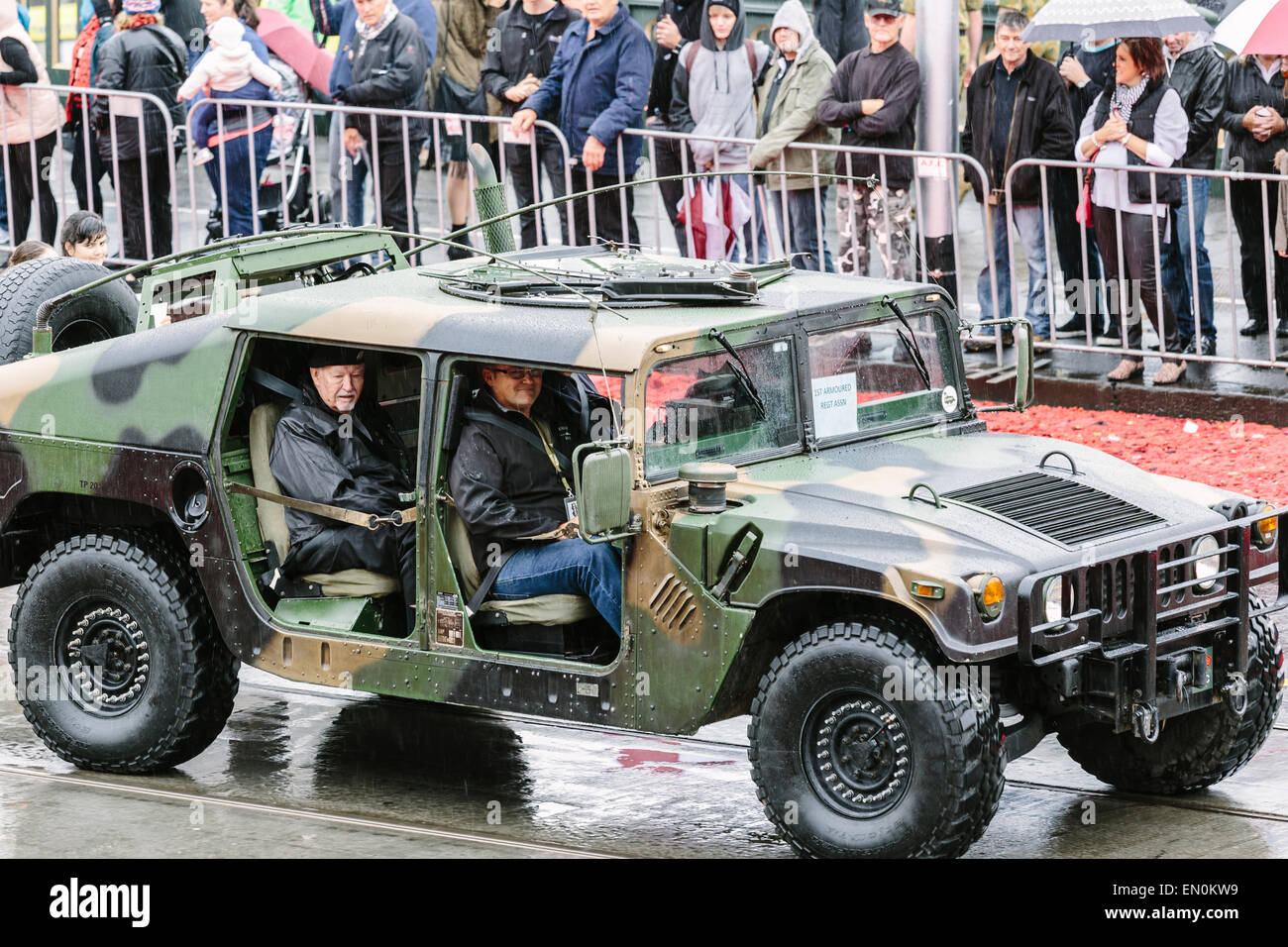 Melbourne, Australie. 25 avril 2015. L'Anzac Day de mars et vétéran des militaires et leurs descendants, de Princes Bridge au culte du souvenir, par temps de pluie. L'Anzac Day de cette année marque le centenaire de l'atterrissage de Gallipoli ANZAC et soldats alliés en Turquie le 25 avril 2015. Credit : Kerin Forstmanis/Alamy Live News Banque D'Images