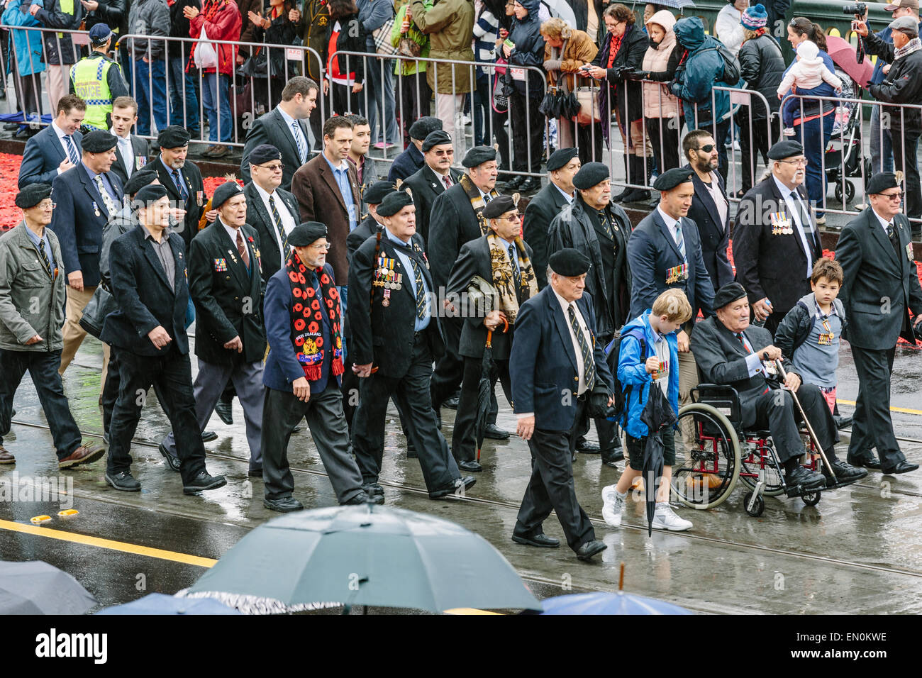 Melbourne, Australie. 25 avril 2015. L'Anzac Day de mars et vétéran des militaires et leurs descendants, de Princes Bridge au culte du souvenir, par temps de pluie. L'Anzac Day de cette année marque le centenaire de l'atterrissage de Gallipoli ANZAC et soldats alliés en Turquie le 25 avril 2015. Credit : Kerin Forstmanis/Alamy Live News Banque D'Images