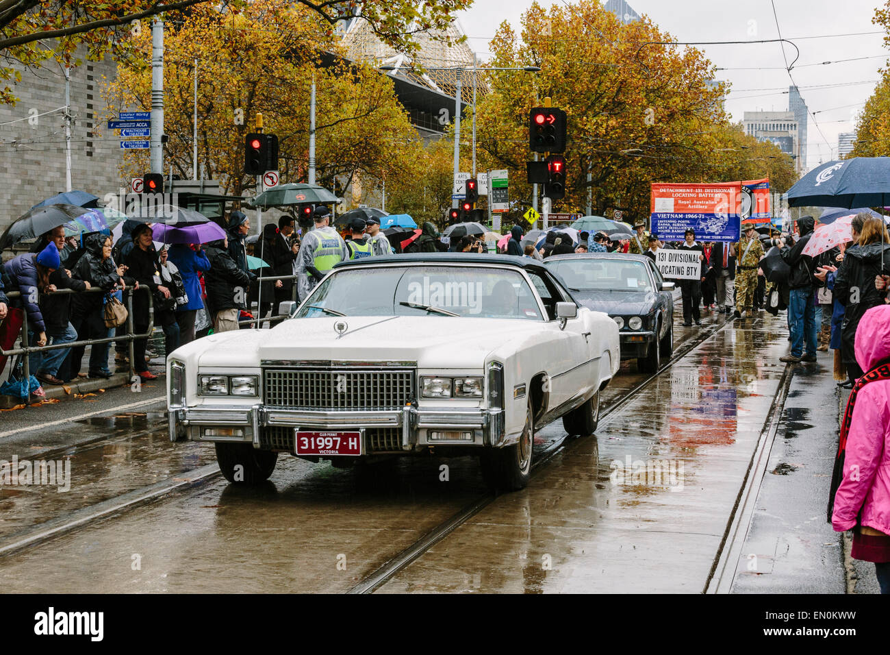 Melbourne, Australie. 25 avril 2015. L'Anzac Day de mars et vétéran des militaires et leurs descendants, de Princes Bridge au culte du souvenir, par temps de pluie. L'Anzac Day de cette année marque le centenaire de l'atterrissage de Gallipoli ANZAC et soldats alliés en Turquie le 25 avril 2015. Credit : Kerin Forstmanis/Alamy Live News Banque D'Images