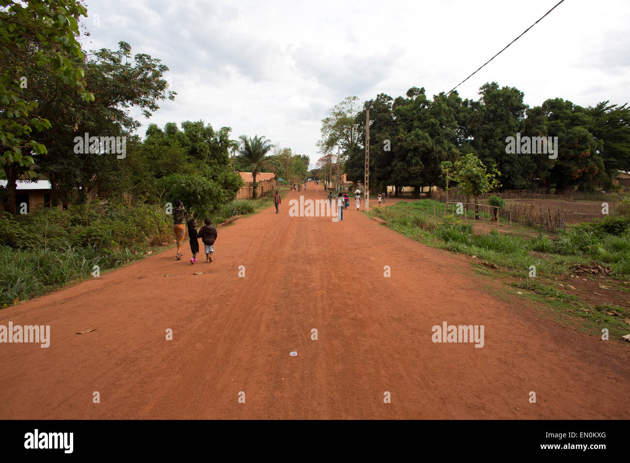 Des routes non revêtues en Afrique Banque D'Images