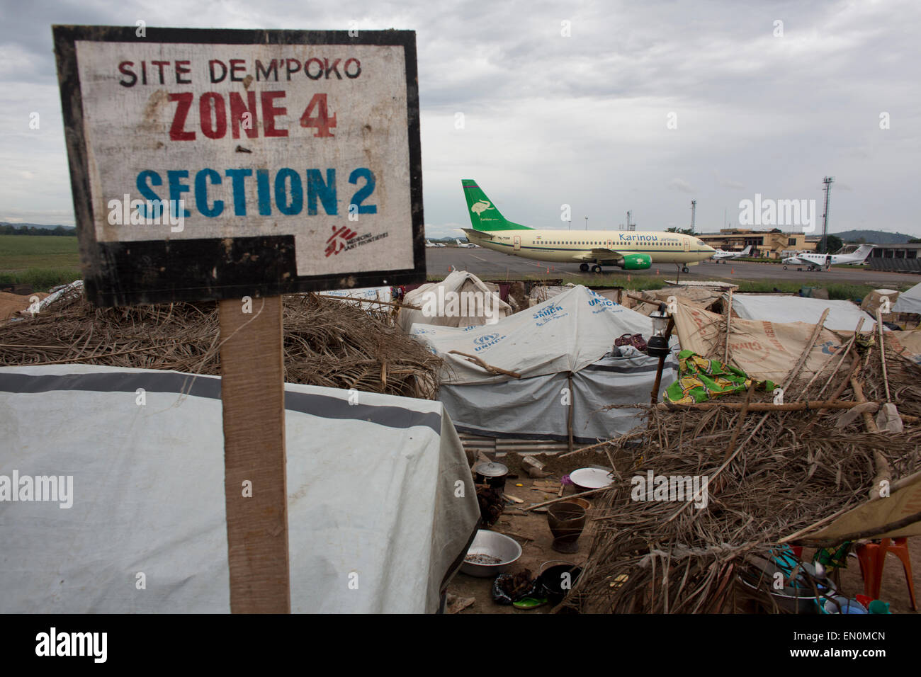 Les personnes déplacées ont trouvé refuge dans l'aéroport Mpoko, location Banque D'Images