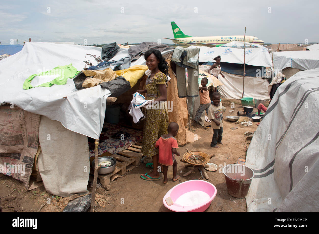 Les personnes déplacées ont trouvé refuge dans l'aéroport Mpoko, location Banque D'Images