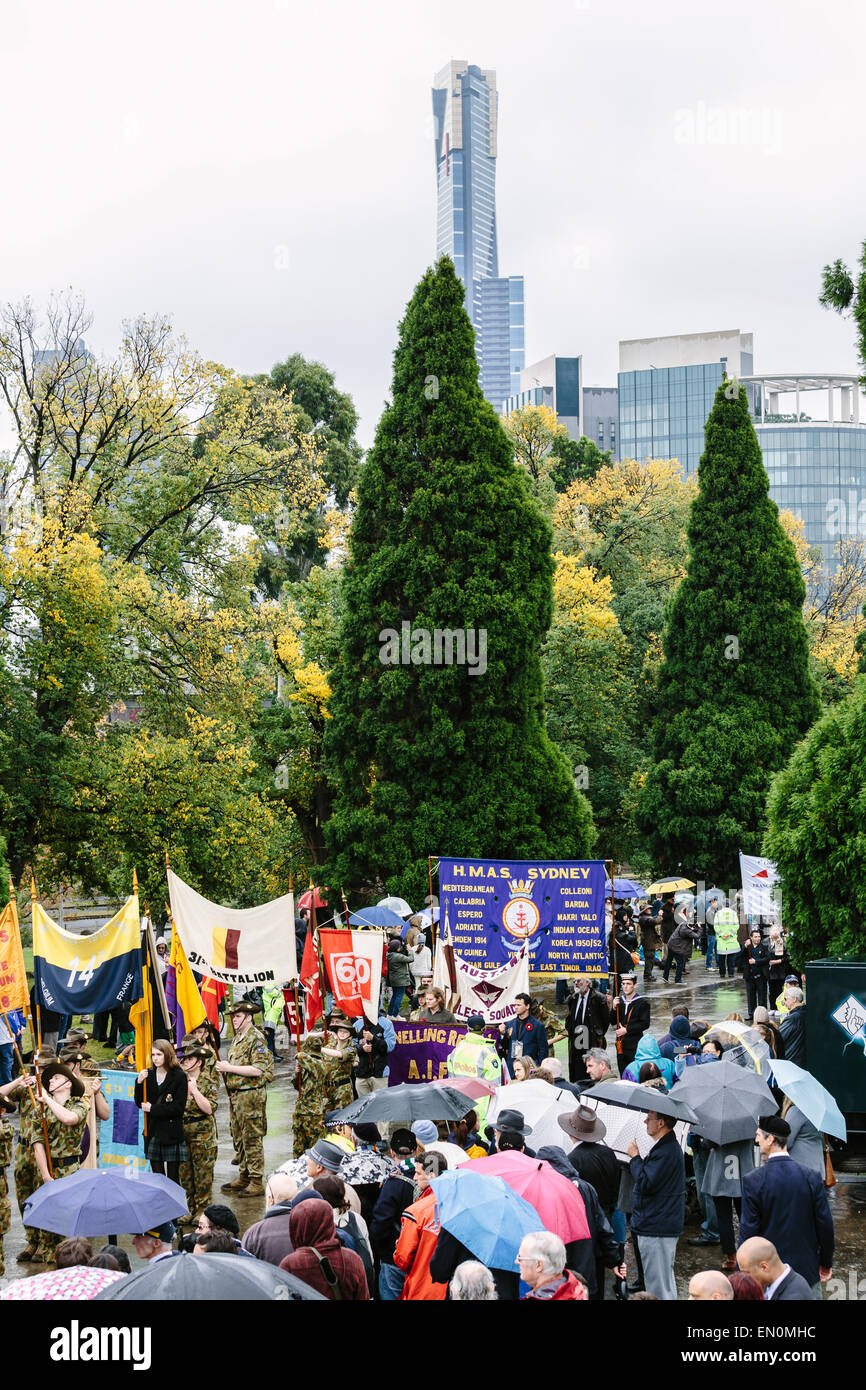 Melbourne, Australie. 25 avril 2015. L'Anzac Day de mars et vétéran des militaires et leurs descendants, de Princes Bridge au culte du souvenir, par temps de pluie. L'Anzac Day de cette année marque le centenaire de l'atterrissage de Gallipoli ANZAC et soldats alliés en Turquie le 25 avril 2015. Credit : Kerin Forstmanis/Alamy Live News Banque D'Images