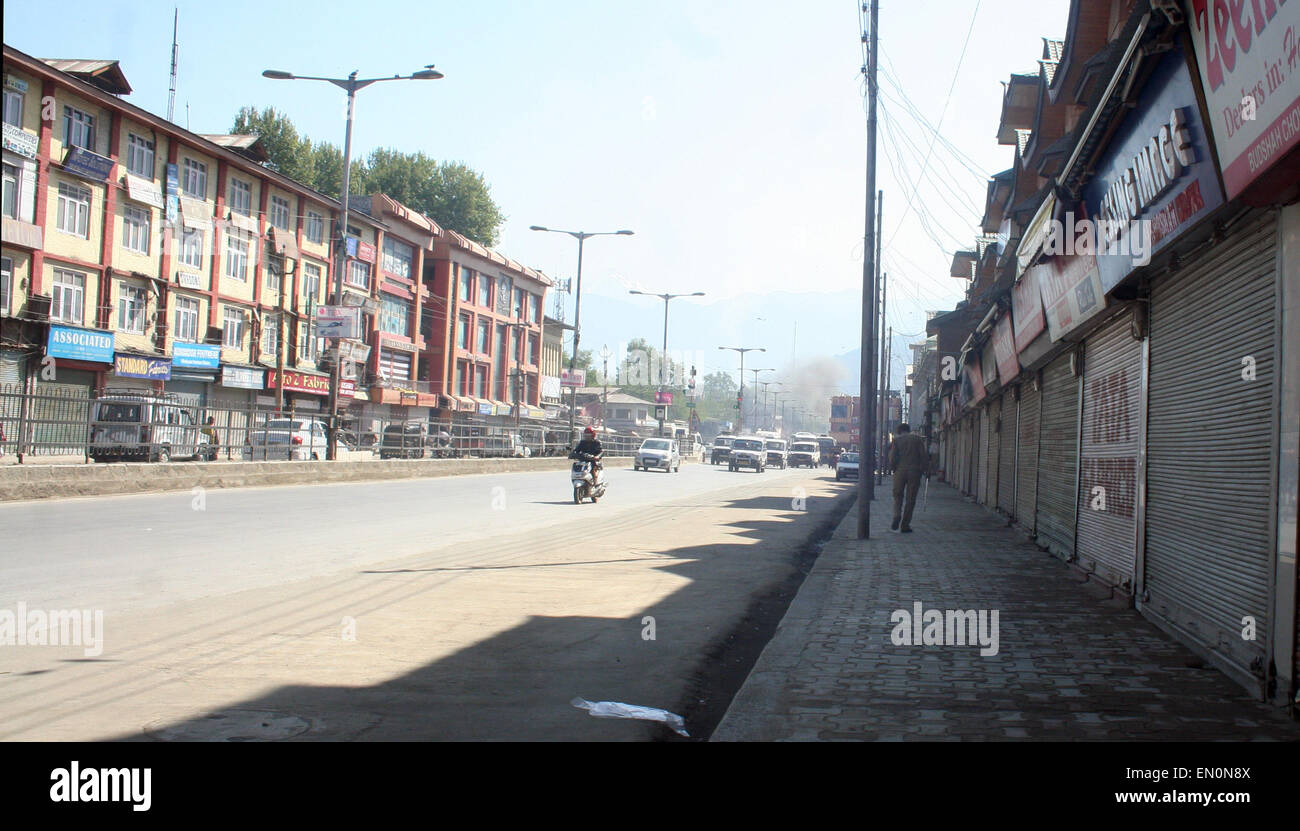 Srinagar, Cachemire indien : 25 avril . Les policiers indiens rue promenades durant la grève des chefs séparatistes au Cachemire ont demandé un arrêt dans la vallée pour protester contre la détention de pur Masarat Alam Bhat en vertu de la Loi sur la sécurité publique (PSA), Masarat Alam, qui a été libéré de prison le mois dernier, pourrait être maintenu en détention pendant deux ans sans aucun procès.Masarat Alam est la garde à vue s'achève aujourd'hui sa libération par le nouveau PDP-Gouvernement BJP au Jammu-et-Cachemire a déclenché une énorme controverse. Credit : Sofi suhail/Alamy Live News Banque D'Images