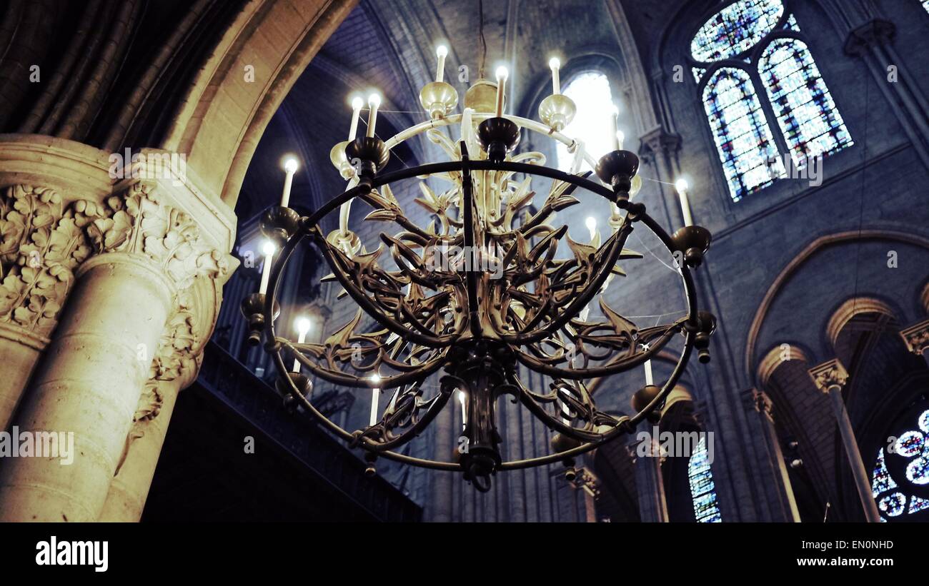 Un chandalier capturé dans une cathédrale parisienne Banque D'Images