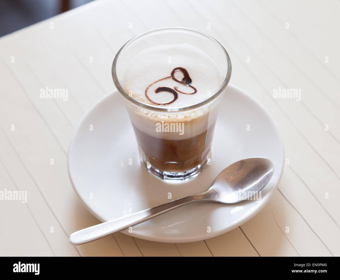 Du café italien traditionnel et artistique avec du lait et de la décoration Banque D'Images