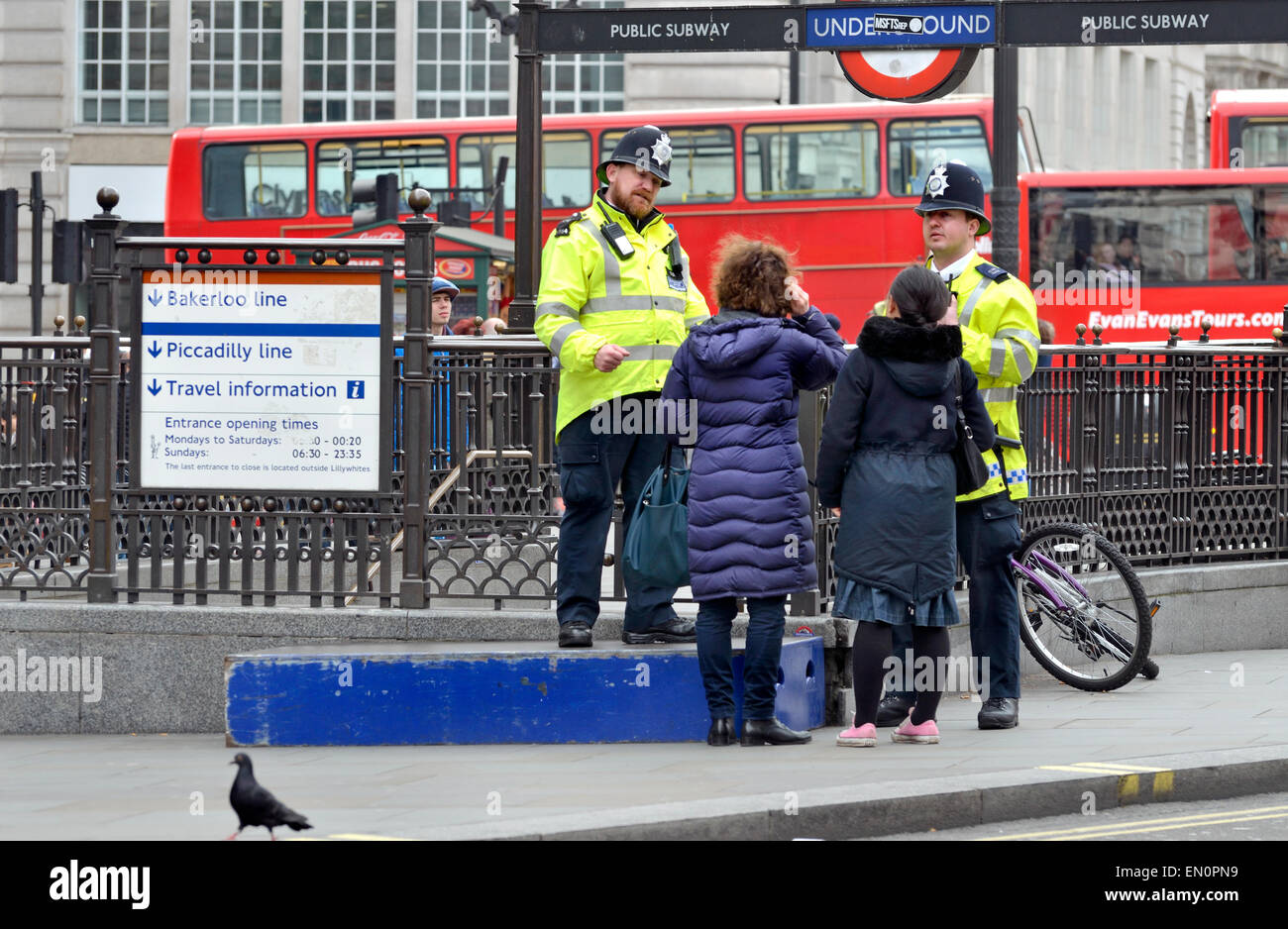 Londres, Angleterre, Royaume-Uni. Agent de police debout sur une plate-forme / bopx bleu soulevé dans Piccadilly Circus Banque D'Images