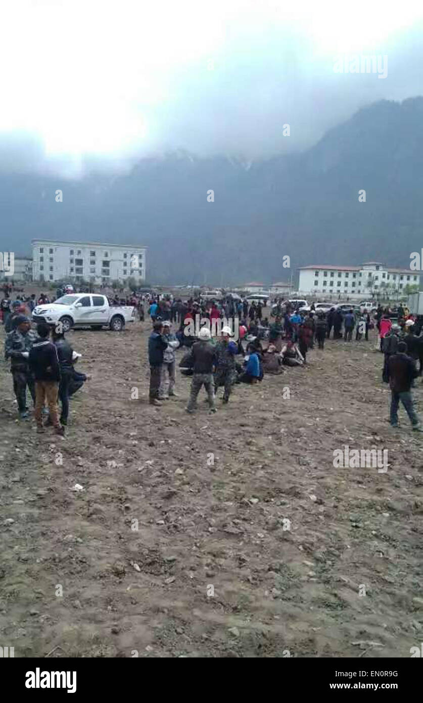 Lhassa. Apr 25, 2015. Les gens se rassemblent à un espace ouvert dans le comté de Gyirong à Shigatse (sud-ouest de la Chine), Xigazê, région autonome du Tibet, en raison d'un tremblement de terre de magnitude 8,1 au Népal, le 25 avril 2015. Un 83-year-old woman a été tué dans le sud-ouest de la région autonome du Tibet de la Chine après un séisme de magnitude 8,1 a frappé le Népal le samedi après-midi, les autorités locales ont déclaré. Source : Xinhua/Alamy Live News Banque D'Images