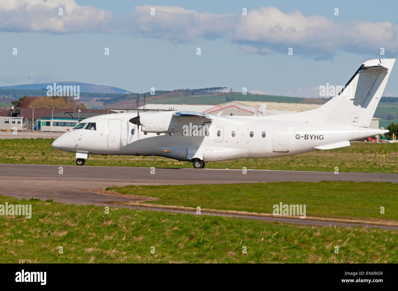 Dornier 328-110 34 places avion court-courrier de Loganair travaillant à partir de l'aéroport d'Inverness. 9693 SCO. Banque D'Images